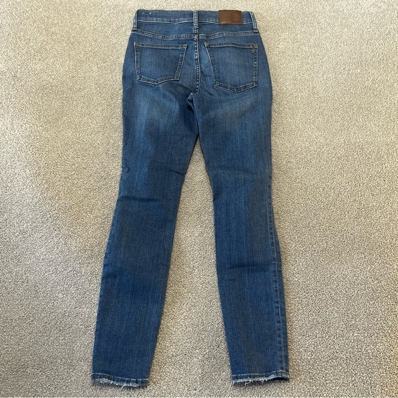 9" Mid-Rise Skinny Jeans in York Wash: Rip and Repair Edition size 25 - Picture 6 of 11
